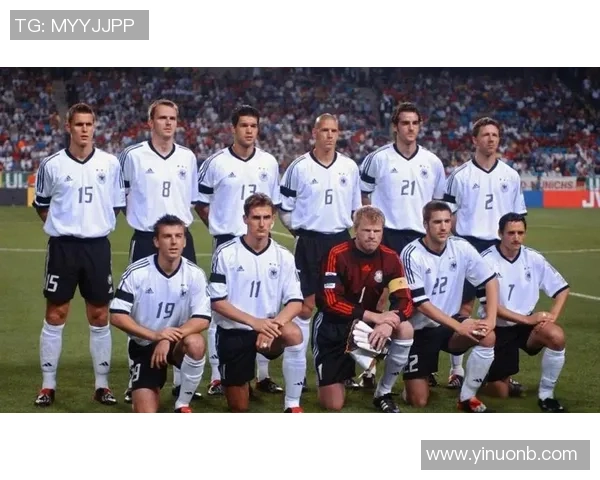 外国足球明星同框合影展现友谊与激情的瞬间回顾